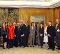 El Rey con los miembros del comité