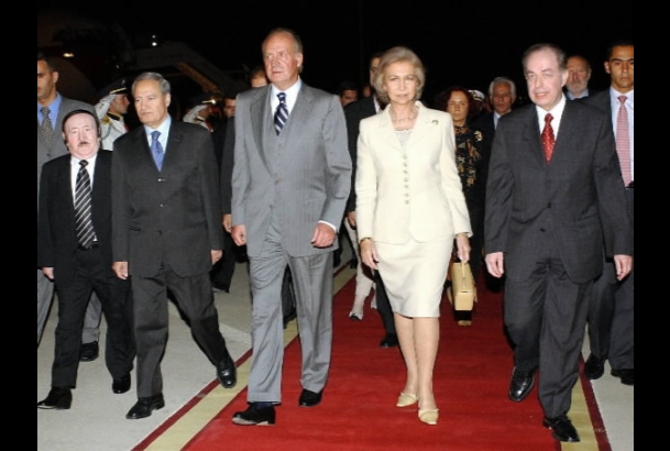 Sus Majestades los Reyes, acompañados por el embajador de España en Siria, Manuel Cacho, y el ministro de Asuntos Exteriores de Siria, Farouk Al-Shara