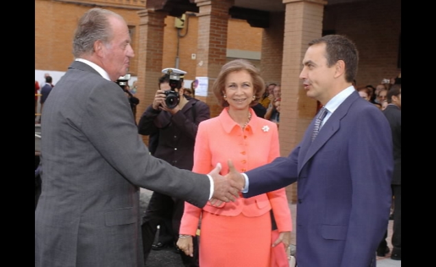 El Rey saluda al presidente del Gobierno, en presencia de Su Majestad la Reina