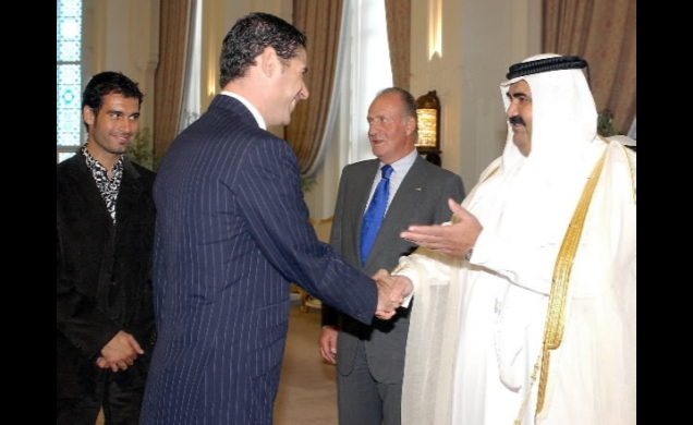 Sus Majestades los Reyes ofrecieron una recepción a la colectividad española en Qatar. En la imagen, en presencia de Don Juan Carlos, Su Alteza el Emi