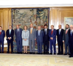 Los Reyes con los miembros de Cruz Roja