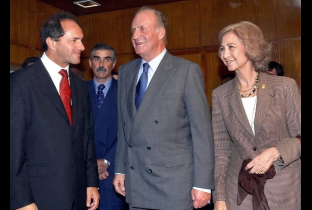 Don Juan Carlos y Doña Sofía son recibidos por el Vicepresidente de la República Argentina, Daniel Scioli, a su llegada al Aeropuerto de Buenos Aires 