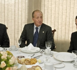 Su Majestad el Rey, acompañado por el Presidente de Costa Rica, Abel Pacheco, y por el presidente del Gobierno español, José María Aznar, durante el d