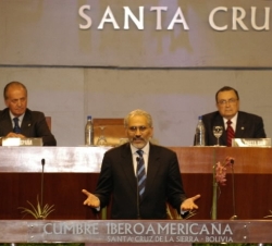 El Presidente de Bolivia, Carlos Mesa Gisbert, anfitrión de esta Cumbre, pronuncia su discurso en el Acto de Suscripción de los Acuerdos y Declaración