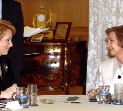 La Reina y la presidenta de la Comunidad de Madrid durante la firma