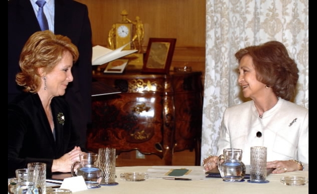 La Reina y la presidenta de la Comunidad de Madrid durante la firma
