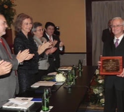 La Reina hace entrega del premio a Luis Feito