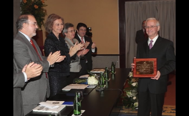 La Reina hace entrega del premio a Luis Feito