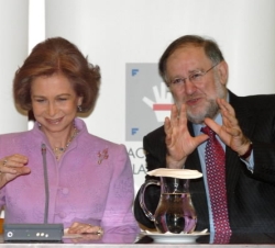 Doña Sofía con el presidente de la Asociación de la Prensa de Madrid (APM), Fernando González Urbaneja
