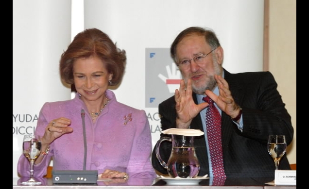 Doña Sofía con el presidente de la Asociación de la Prensa de Madrid (APM), Fernando González Urbaneja