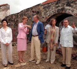 Encuentro de Sus Majestades los Reyes con el Presidente de la República de Colombia y Sra. de Uribe. Cartagena de Indias. 18 de noviembre de 2004