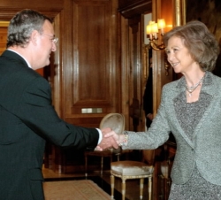 La Reina recibe el saludo del  ministro de Trabajo y Asuntos Sociales, Jesús Caldera