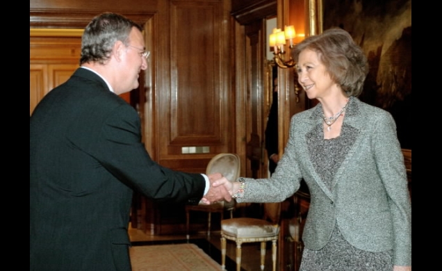 La Reina recibe el saludo del  ministro de Trabajo y Asuntos Sociales, Jesús Caldera