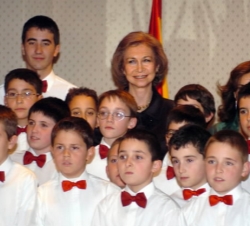 La Reina, con los niños de la Escolanía