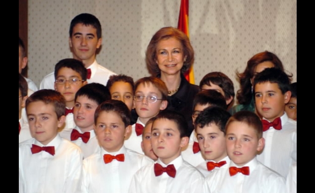 La Reina, con los niños de la Escolanía