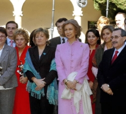 Doña Sofía, acompañada por la ministra de Educación y Ciencia, María Jesús San Segundo, y el rector de la Universidad de Alcalá de Henares, Virgilio Z