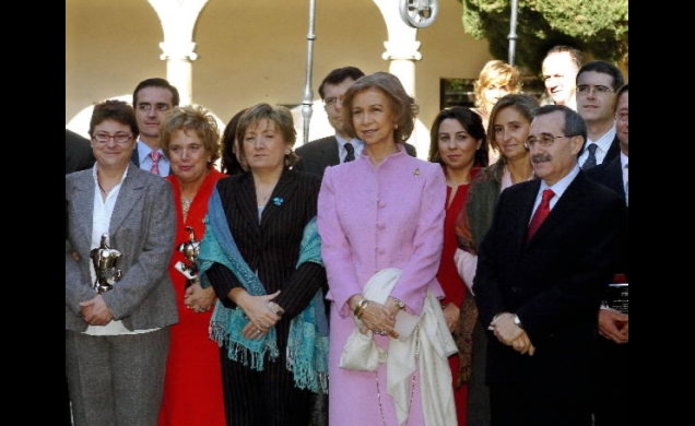 Doña Sofía, acompañada por la ministra de Educación y Ciencia, María Jesús San Segundo, y el rector de la Universidad de Alcalá de Henares, Virgilio Z