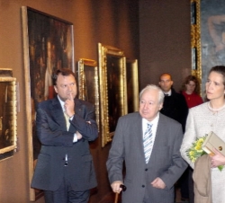 Doña Elena, durante la visita a la exposición