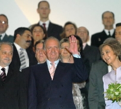 El Rey, en compañía de la Reina, agradece el afecto del público