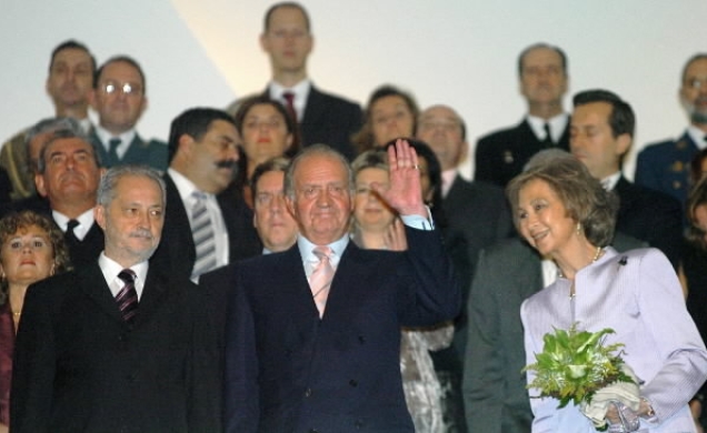El Rey, en compañía de la Reina, agradece el afecto del público