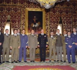 Su Majestad con el grupo de montaña