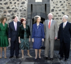 Sus Majestades los Reyes  junto a Adán Martín, presidente del Gobierno de Canarias; Isabel García Diniz, alcaldesa de Arrecife, y Gabriel Mato, presid