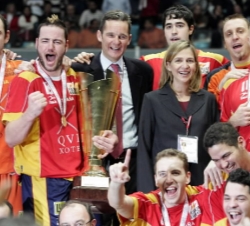 Los Duques de Palma junto a los miembros de la selección española tras lograr el triunfo