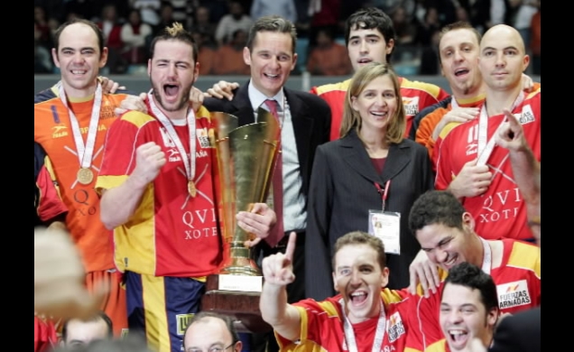 Los Duques de Palma junto a los miembros de la selección española tras lograr el triunfo