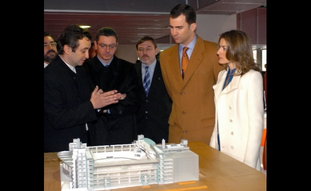 Los Príncipes de Asturias junto a la maqueta del nuevo Palacio de los Deportes.