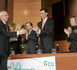 El Príncipe hace entrega del galardón a Josep Borrell