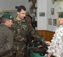 El Príncipe examina la indumentaria de camuflaje en la nieve