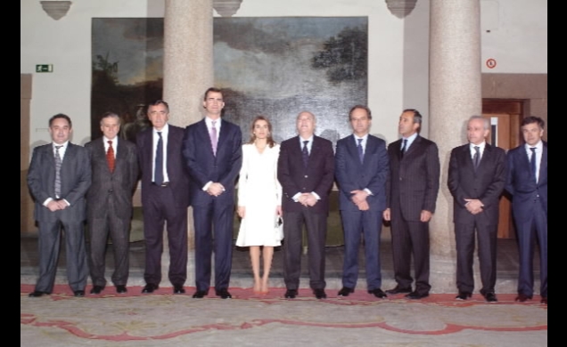 Foto de familia de los Príncipes con el ministro y los nuevos embajadores honorarios