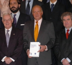 El Rey, con un ejemplar del Diccionario Panhispánico de Dudas