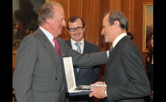 Su Majestad junto al premiado