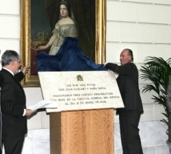 El Rey descubre una placa conmemorativa