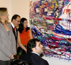 Doña Cristina contempla una obra pictórica