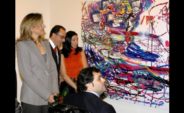 Doña Cristina contempla una obra pictórica