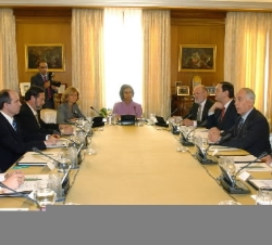 Doña Sofía y la ministra de Sanidad y Consumo, con el resto de participantes en la reunión