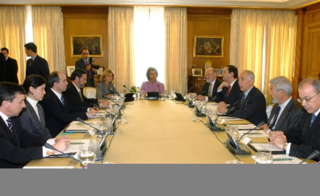 Doña Sofía y la ministra de Sanidad y Consumo, con el resto de participantes en la reunión