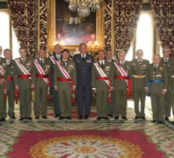 Su Majestad el Rey con la comisión de la XIII promoción