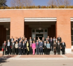 Don Juan Carlos con los miembros del Patronato de la Fundación Carolina