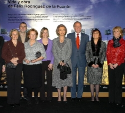 Los Reyes con las hijas de Félix Rodríguez de la Fuente; el comisario de la exposición, Dionisio Romero; Marcelle Parmentier, viuda de Rodríguez de la