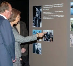 Los Reyes observan unas fotografías