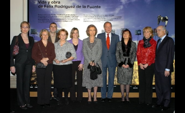 Los Reyes con las hijas de Félix Rodríguez de la Fuente; el comisario de la exposición, Dionisio Romero; Marcelle Parmentier, viuda de Rodríguez de la