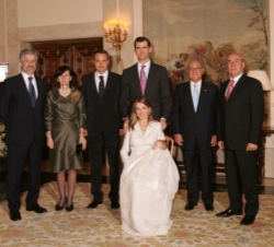 Los Príncipes y su hija, con (de izda. a dcha.) el presidente del Congreso de los Diputados, la presidenta del Tribunal Constitucional, el presidente 