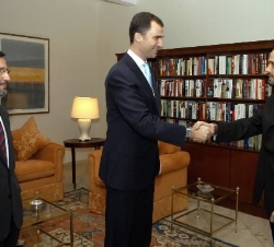El príncipe de Asturias, acompañado por el embajador de España en Honduras, Agustin Núñez saluda a la comunidad española radicada en Honduras