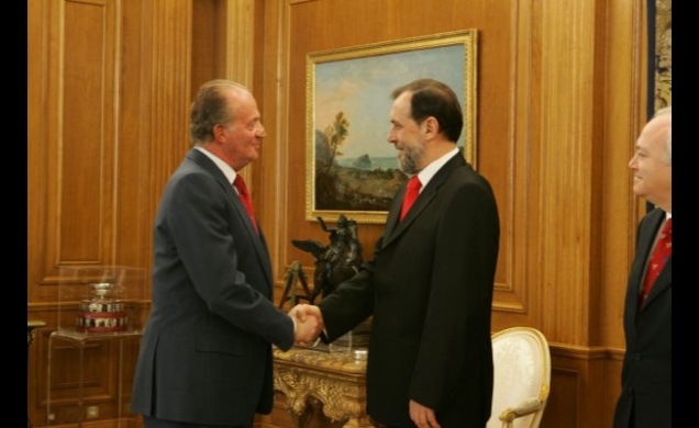 Don Juan Carlos saluda a Vuk Draskovic, Ministro de Asuntos Exteriores de la Unión Serbia y Montenegro