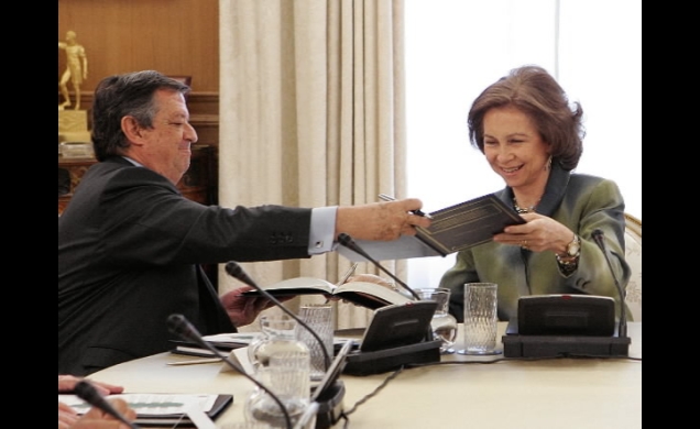 Doña Sofía y el presidente de la Mutua Madrileña Automovilística, José María Rodríguez Pomatta, durante la firma