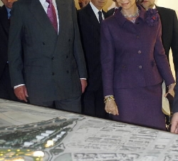 Los Reyes observan una maqueta de Expo Zaragoza