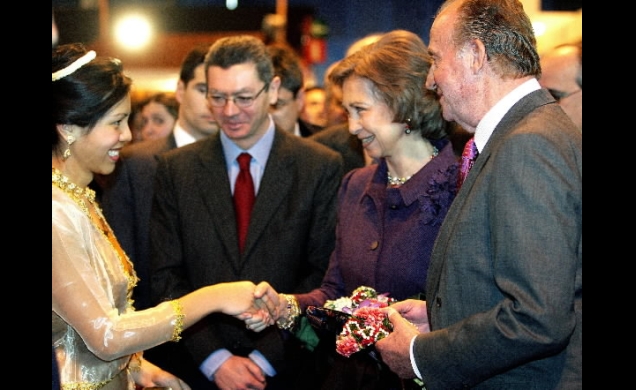 Los Reyes acompañados por el alcalde de Madrid, Alberto Ruíz-Gallardón, conversan con una representante de la India
